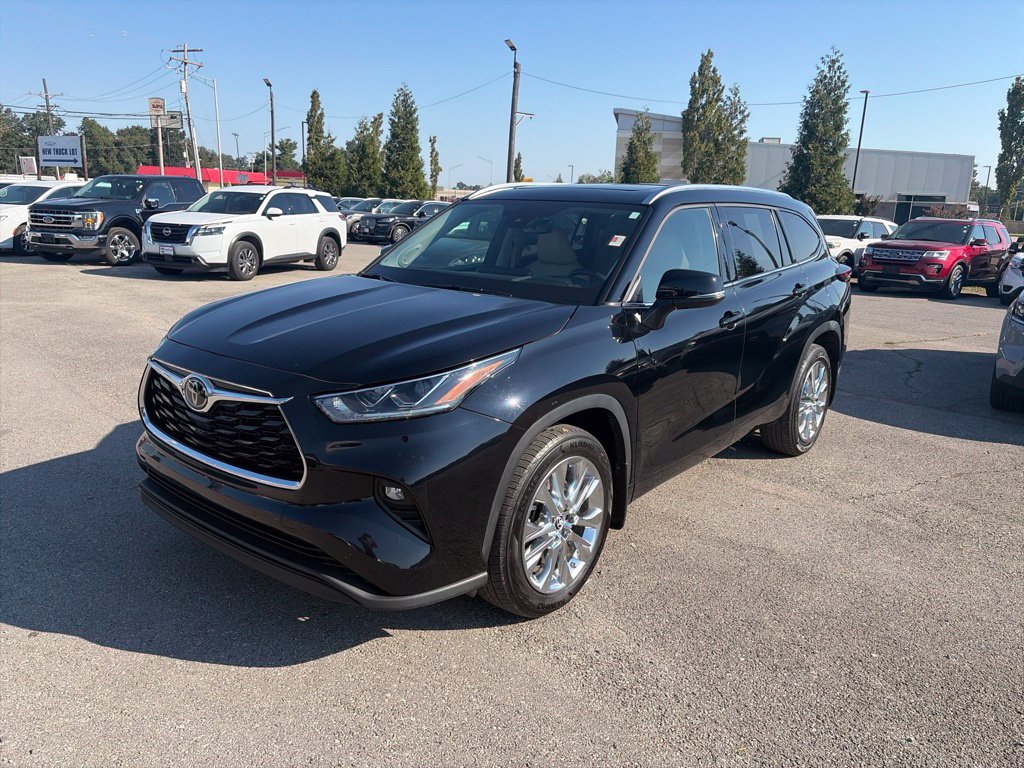 Used 2024 Toyota Highlander Limited AWD/4WD image 2