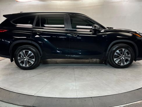 Used 2023 Toyota Highlander XLE AWD/4WD image 7