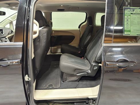 Used 2023 Chrysler Voyager LX image 10