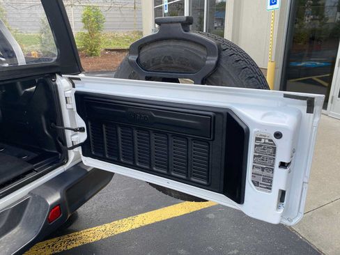 Used 2018 Jeep Wrangler Unlimited Sahara AWD/4WD image 43