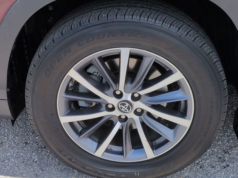 Used 2017 Toyota Highlander XLE w/ Carpet Mat Package AWD/4WD image 11