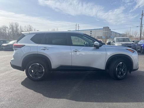 Used 2024 Nissan Rogue SV image 2