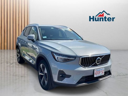 Used 2025 Volvo XC40 B5 Plus AWD/4WD image 1