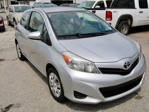 Used 2012 Toyota Yaris L image 9