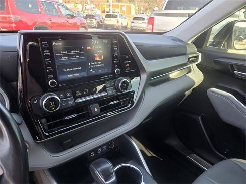 Used 2022 Toyota Highlander XLE image 17