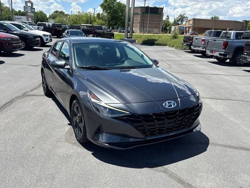 Used 2022 Hyundai Elantra SEL w/ Convenience Package FWD image 10