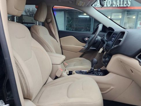 Used 2020 Jeep Cherokee Latitude w/ Safety Group AWD/4WD image 16