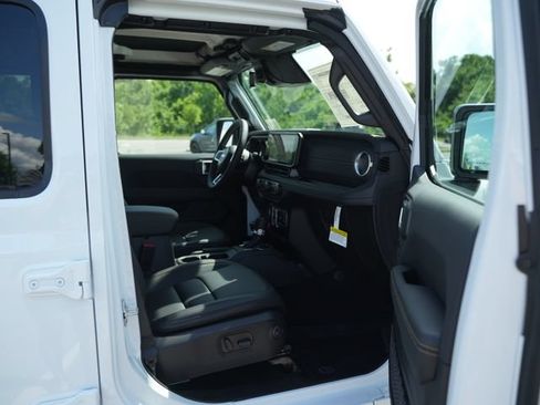 New 2026 Jeep Wrangler Unlimited Sahara AWD/4WD image 18