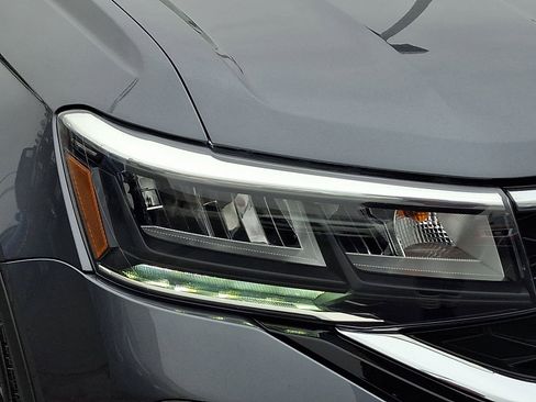 Certified 2023 Volkswagen Taos SE w/ Panoramic Sunroof Package image 9