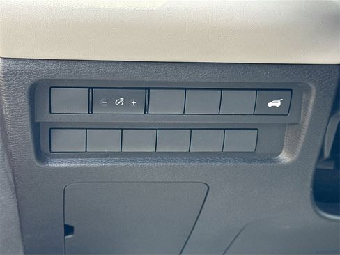 New 2025 Mitsubishi Outlander SE image 10