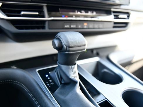 Used 2025 Toyota Sienna LE FWD image 17