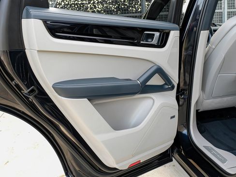 Used 2019 Porsche Cayenne S image 39