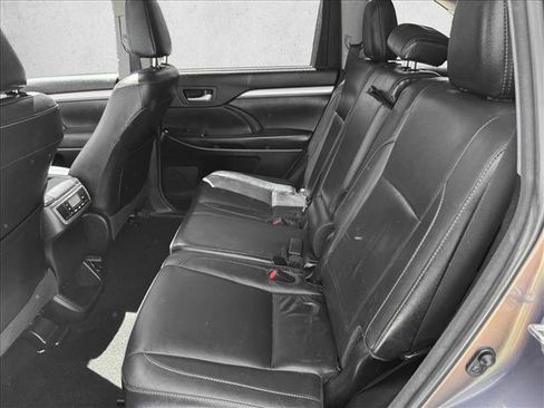 Used 2018 Toyota Highlander XLE AWD/4WD image 17