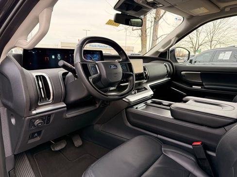 Used 2025 Ford Expedition Platinum image 9