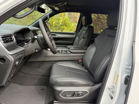 New 2025 Jeep Wagoneer L Series II w/ Premium Group I image 12