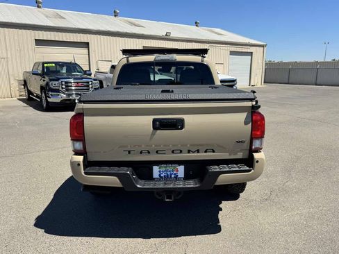 Used 2018 Toyota Tacoma TRD Off-Road w/ Technology Package AWD/4WD image 11