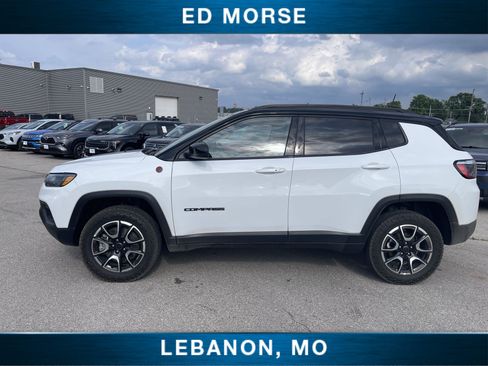 Used 2025 Jeep Compass Trailhawk AWD/4WD image 10
