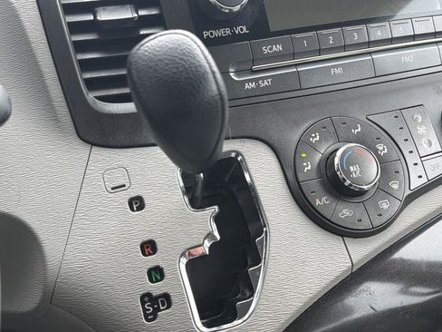 Used 2014 Toyota Sienna L image 59