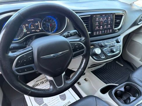 Used 2020 Chrysler Pacifica Touring-L Plus FWD image 28
