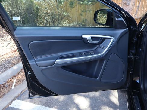 Used 2016 Volvo V60 T5 Cross Country Platinum image 23