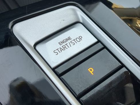 Used 2025 Volkswagen Atlas SE image 28