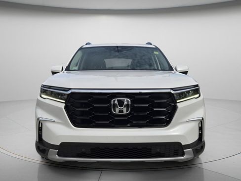 Certified 2025 Honda Pilot Touring image 4