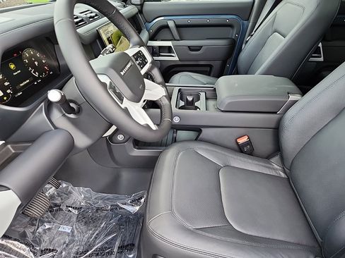 New 2024 Land Rover Defender 110 SE image 21