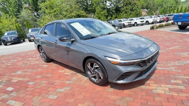 Used 2025 Hyundai Elantra Sport FWD image 3