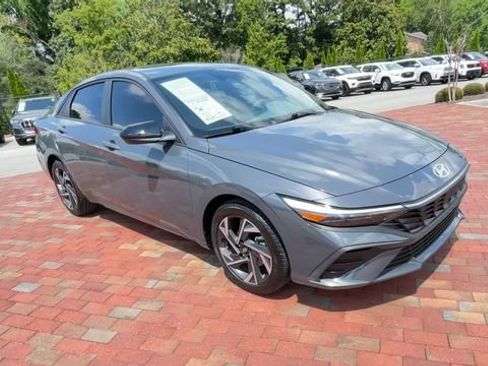 Used 2025 Hyundai Elantra Sport FWD image 3