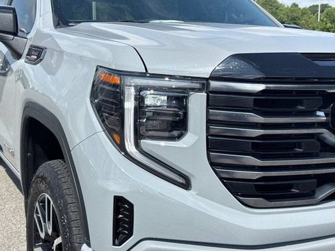 Used 2025 GMC Sierra 1500 AT4 w/ Technology Package AWD/4WD image 9