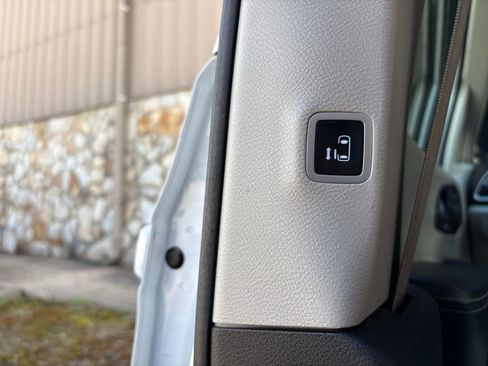 Used 2021 Chrysler Voyager Lxi image 40