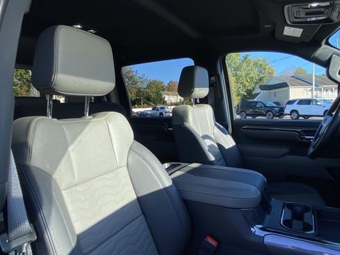 Used 2024 Chevrolet Silverado 2500 ZR2 w/ Technology Package image 18