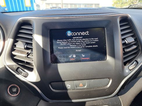 Used 2019 Jeep Cherokee Latitude Plus w/ Cold Weather Group image 18