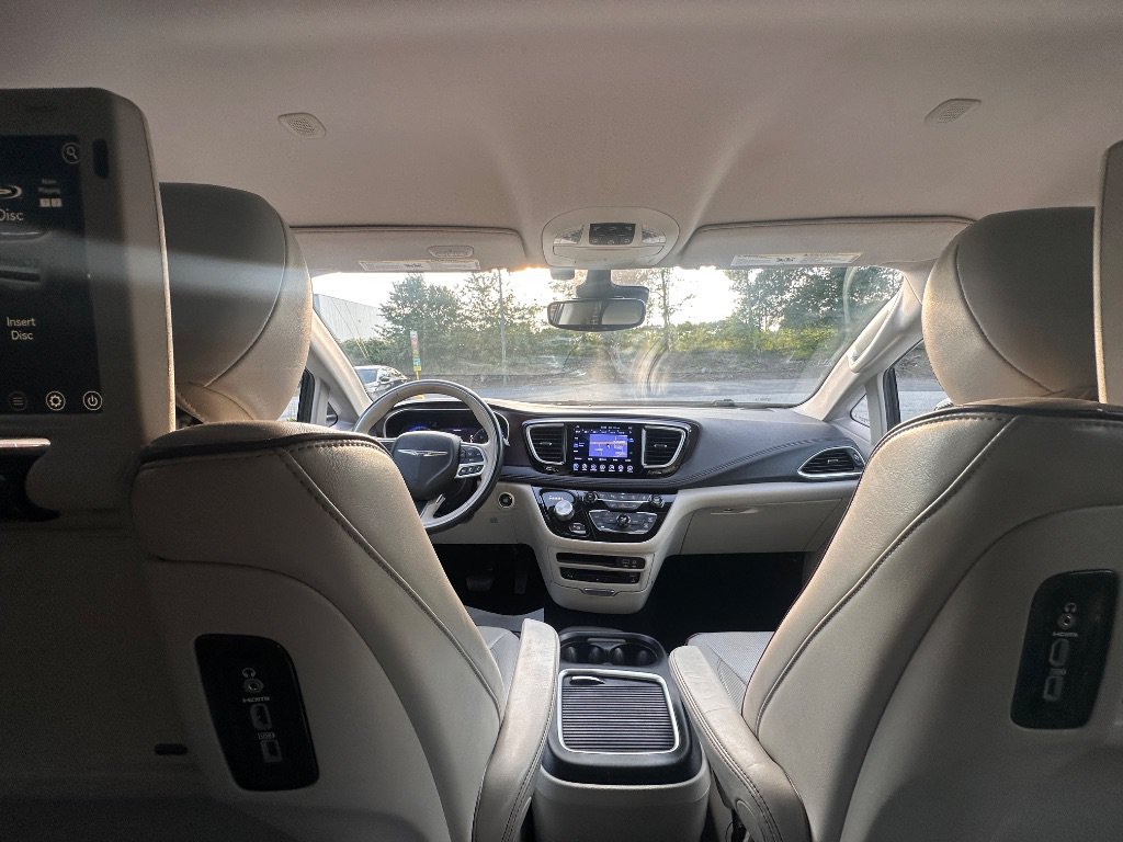 Used 2017 Chrysler Pacifica Limited w/ UConnect Theater Package FWD image 37