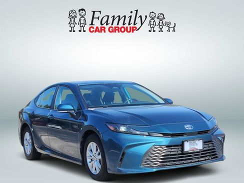 Used 2025 Toyota Camry LE w/ Convenience Package FWD image 2