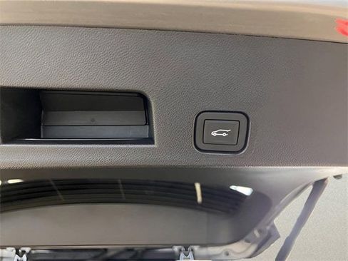 Used 2025 Chevrolet Traverse LT image 10