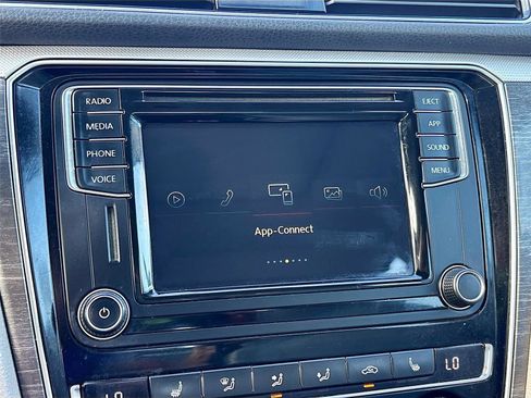 Used 2018 Volkswagen Passat 2.0T SE image 15