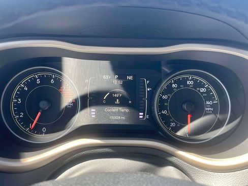 Used 2018 Jeep Cherokee Latitude AWD/4WD image 24