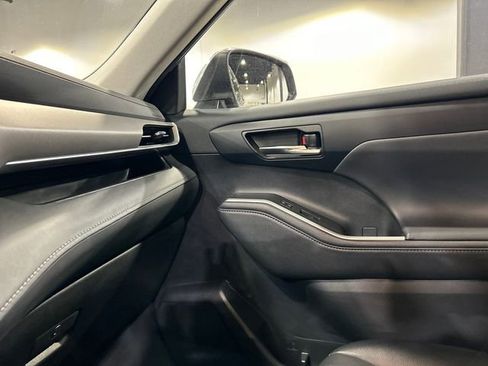Used 2022 Toyota Highlander XLE FWD image 20