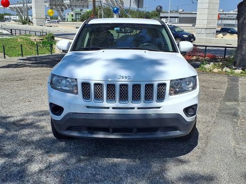 Used 2017 Jeep Compass Latitude FWD image 2