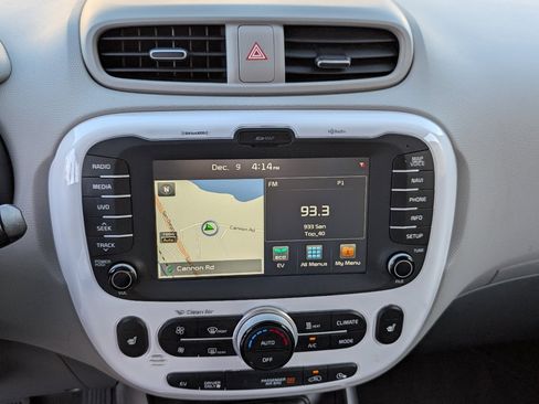 Used 2017 Kia Soul EV image 16