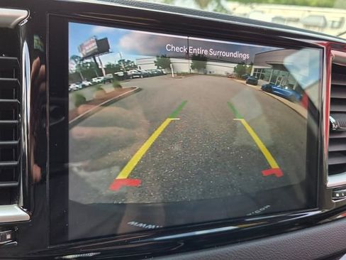 Used 2022 Chrysler Pacifica Touring-L image 23