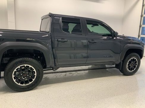 Used 2025 Toyota Tacoma TRD Off-Road image 9