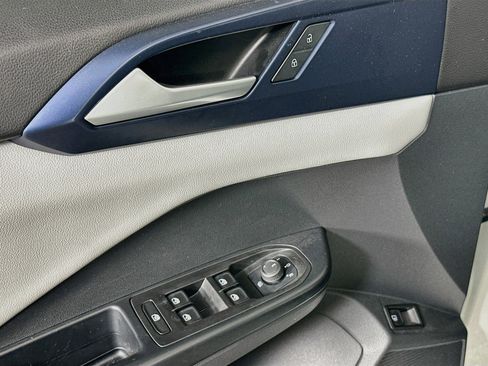 Used 2023 Volkswagen Taos SE w/ Panoramic Sunroof Package FWD image 15