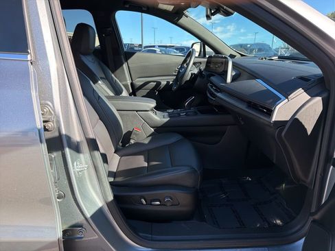 Used 2025 Cadillac XT4 Premium Luxury image 33