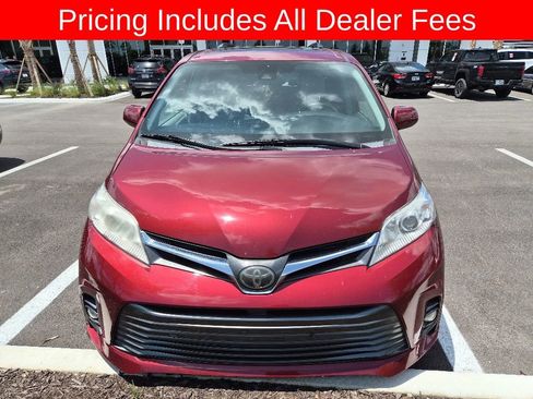 Used 2019 Toyota Sienna XLE w/ XLE Navigation Package FWD image 2