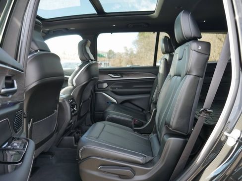 Used 2022 Jeep Grand Cherokee L Overland w/ Luxury Tech Group IV image 17