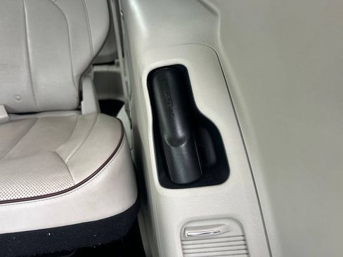 Used 2020 Chrysler Pacifica Limited w/ Tire & Wheel Group FWD image 9