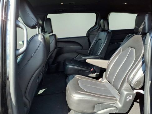 Used 2025 Chrysler Pacifica Select FWD image 5