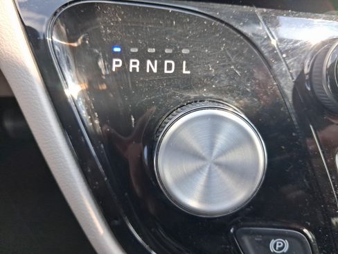 Used 2024 Chrysler Pacifica Touring-L FWD image 17